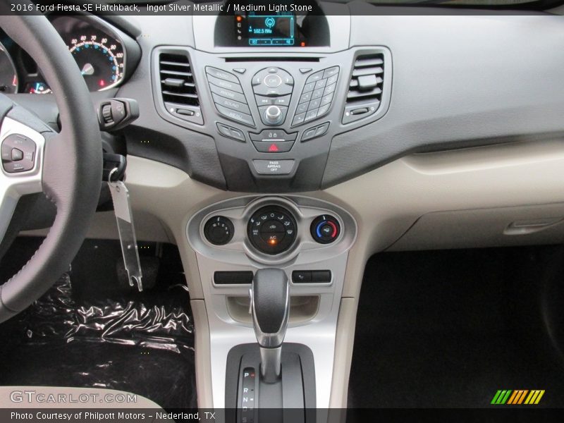 Ingot Silver Metallic / Medium Light Stone 2016 Ford Fiesta SE Hatchback