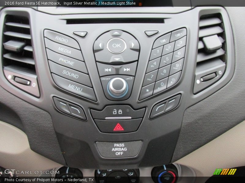 Ingot Silver Metallic / Medium Light Stone 2016 Ford Fiesta SE Hatchback