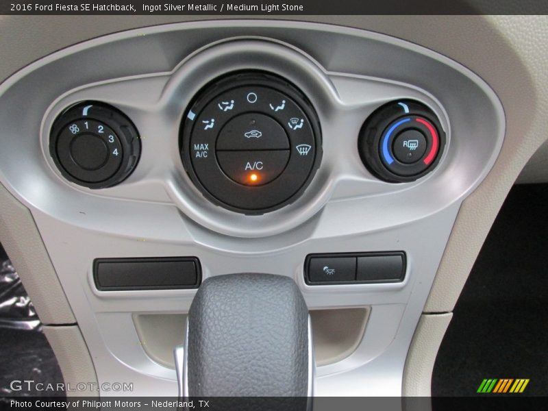 Ingot Silver Metallic / Medium Light Stone 2016 Ford Fiesta SE Hatchback