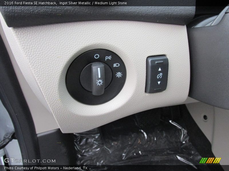 Ingot Silver Metallic / Medium Light Stone 2016 Ford Fiesta SE Hatchback