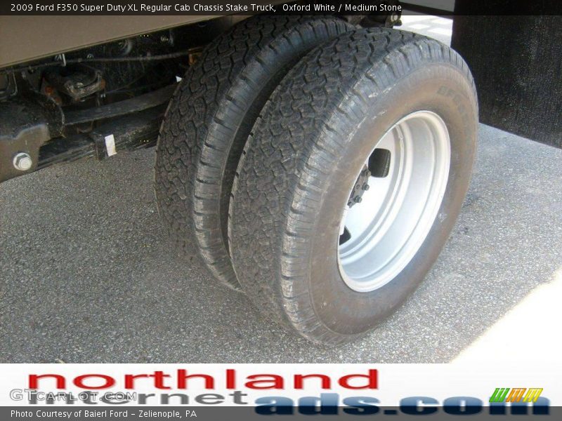 Oxford White / Medium Stone 2009 Ford F350 Super Duty XL Regular Cab Chassis Stake Truck