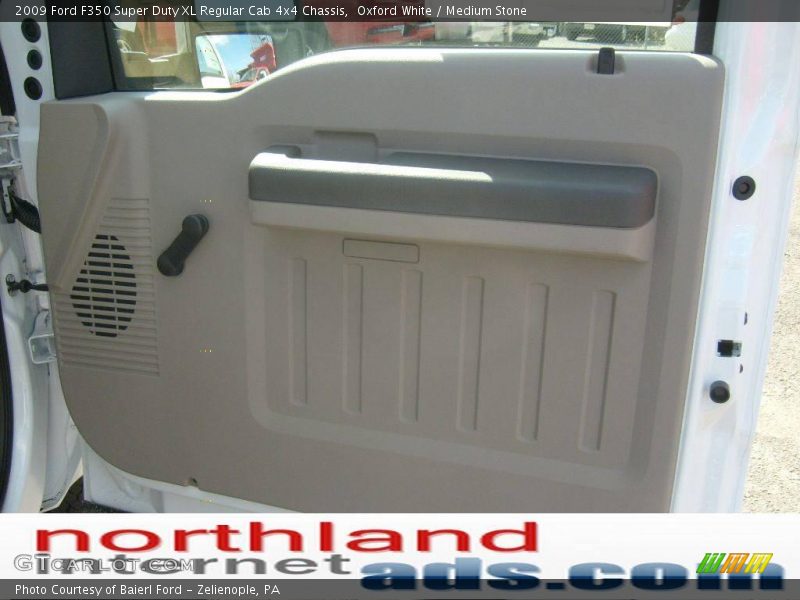 Oxford White / Medium Stone 2009 Ford F350 Super Duty XL Regular Cab 4x4 Chassis