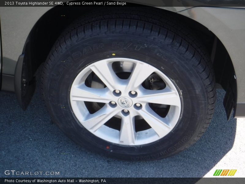 Cypress Green Pearl / Sand Beige 2013 Toyota Highlander SE 4WD
