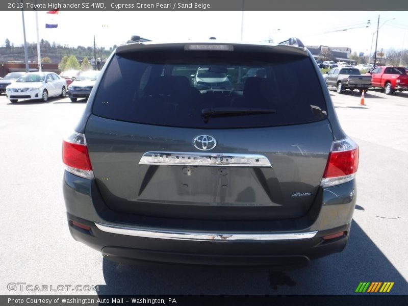 Cypress Green Pearl / Sand Beige 2013 Toyota Highlander SE 4WD