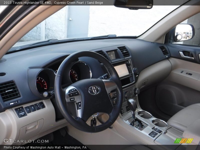 Cypress Green Pearl / Sand Beige 2013 Toyota Highlander SE 4WD