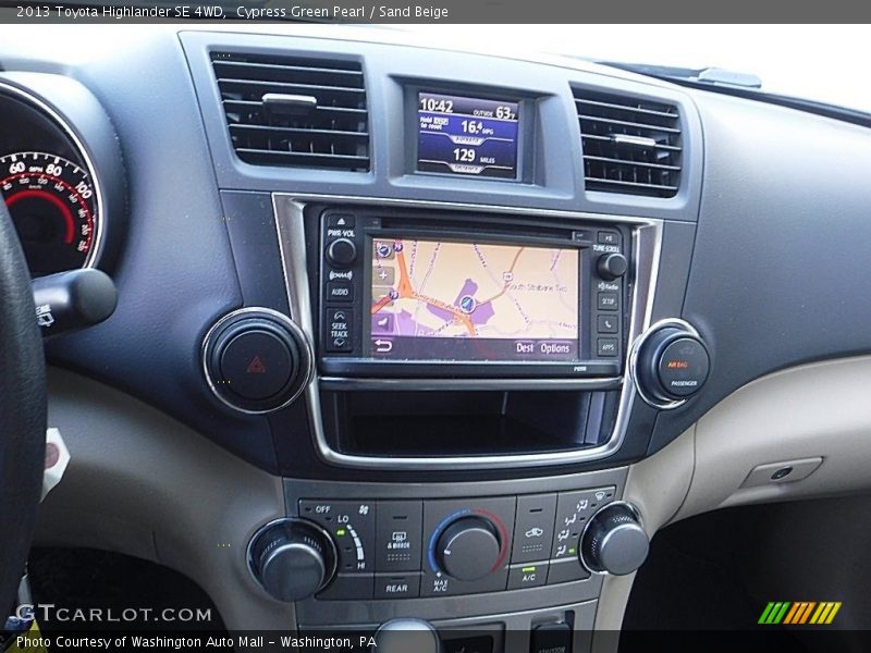 Cypress Green Pearl / Sand Beige 2013 Toyota Highlander SE 4WD