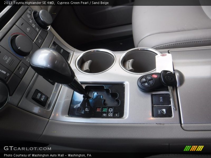 Cypress Green Pearl / Sand Beige 2013 Toyota Highlander SE 4WD