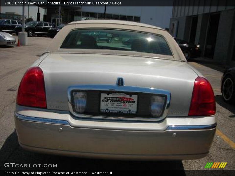 Light French Silk Clearcoat / Beige 2005 Lincoln Town Car Signature