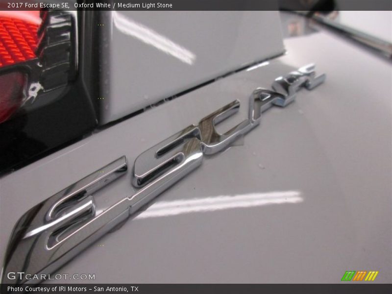 Oxford White / Medium Light Stone 2017 Ford Escape SE