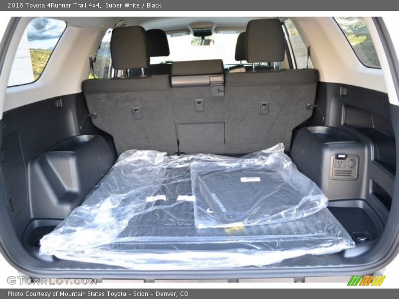 Super White / Black 2016 Toyota 4Runner Trail 4x4