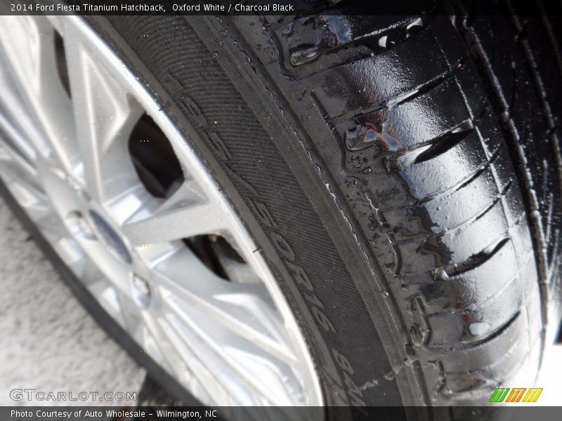 Oxford White / Charcoal Black 2014 Ford Fiesta Titanium Hatchback