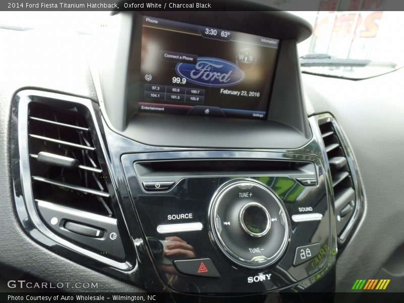 Oxford White / Charcoal Black 2014 Ford Fiesta Titanium Hatchback