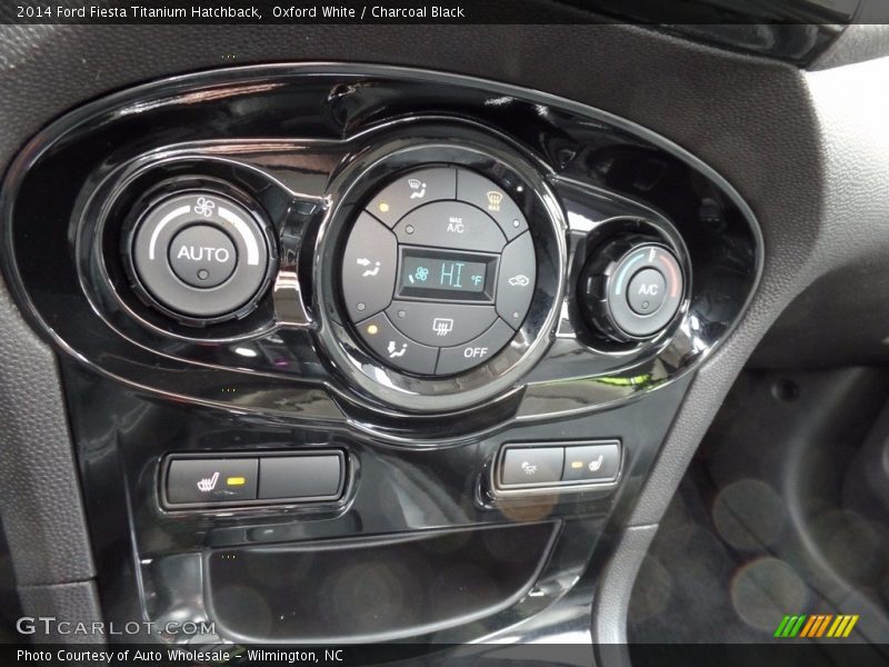 Oxford White / Charcoal Black 2014 Ford Fiesta Titanium Hatchback