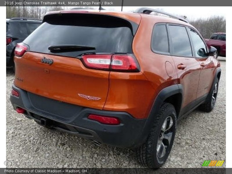 Mango Tango Pearl / Black 2016 Jeep Cherokee Trailhawk 4x4