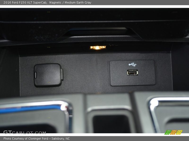 Magnetic / Medium Earth Gray 2016 Ford F150 XLT SuperCab