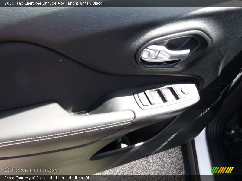 Bright White / Black 2016 Jeep Cherokee Latitude 4x4