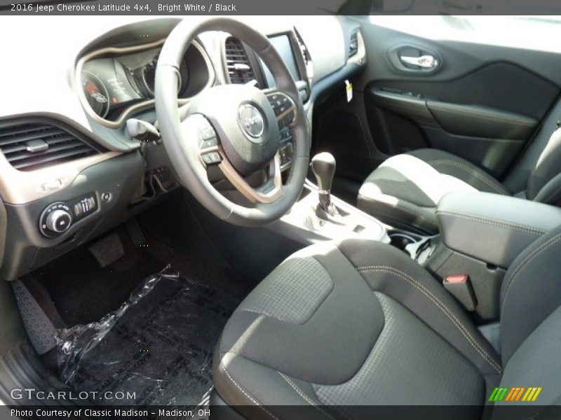 Bright White / Black 2016 Jeep Cherokee Latitude 4x4