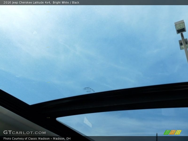 Bright White / Black 2016 Jeep Cherokee Latitude 4x4