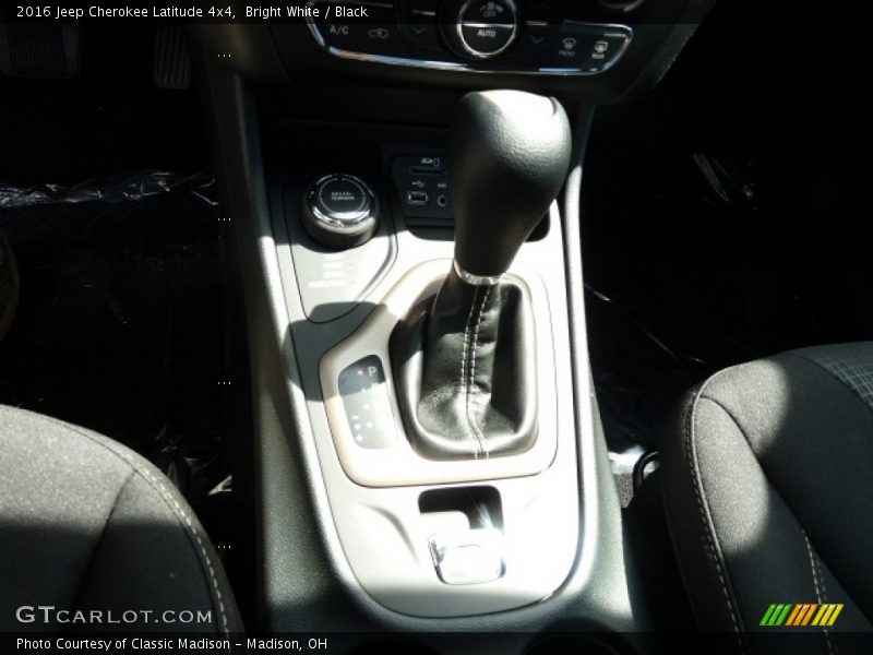 Bright White / Black 2016 Jeep Cherokee Latitude 4x4