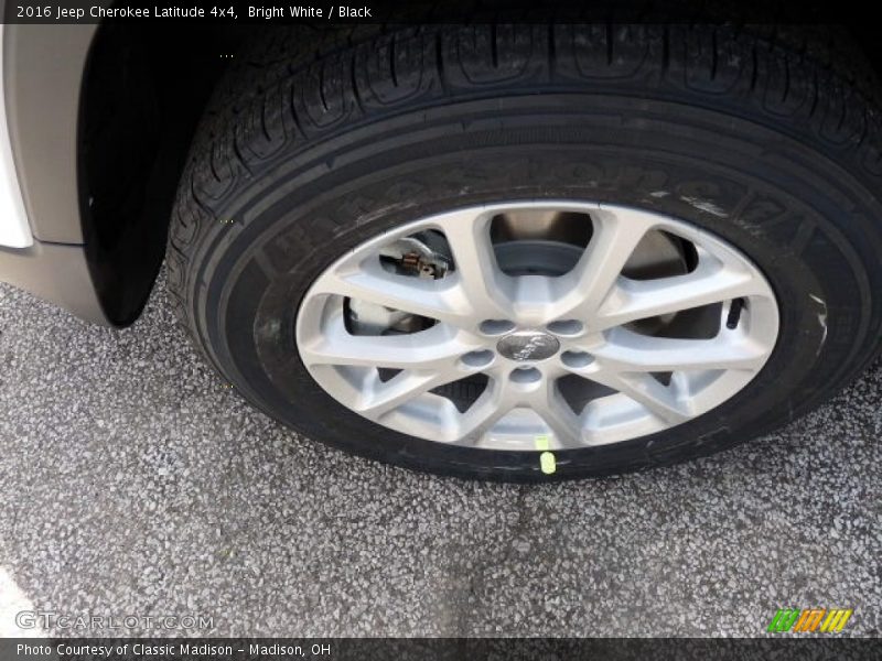 Bright White / Black 2016 Jeep Cherokee Latitude 4x4