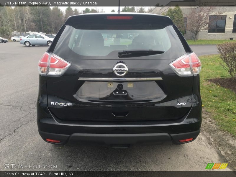 Magnetic Black / Charcoal 2016 Nissan Rogue S AWD