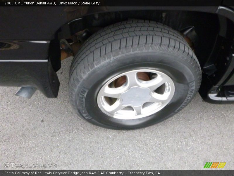Onyx Black / Stone Gray 2005 GMC Yukon Denali AWD