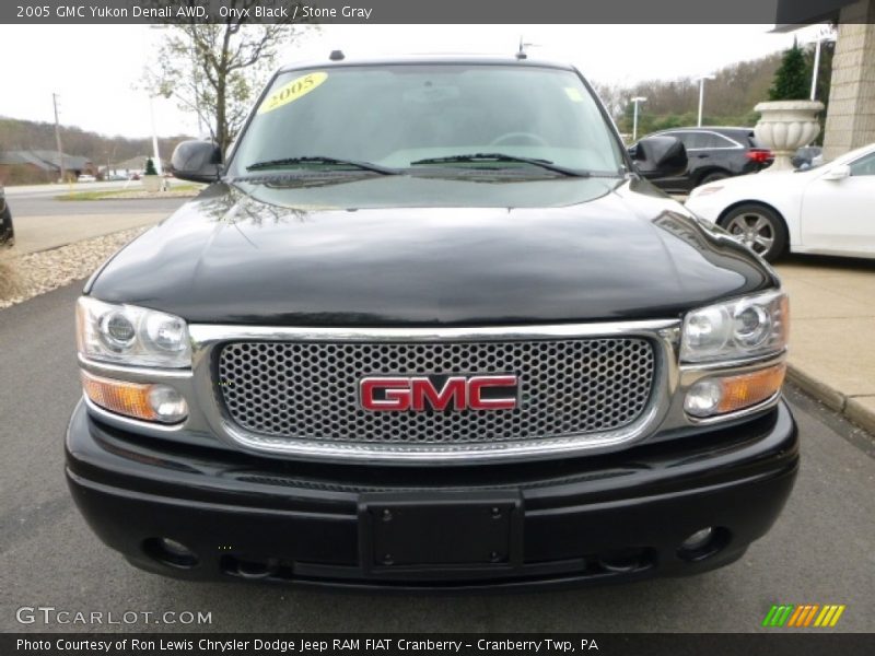 Onyx Black / Stone Gray 2005 GMC Yukon Denali AWD