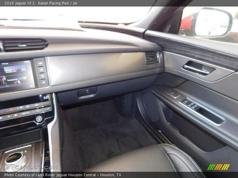 Italian Racing Red / Jet 2016 Jaguar XF S