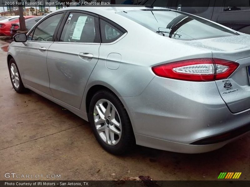 Ingot Silver Metallic / Charcoal Black 2016 Ford Fusion SE