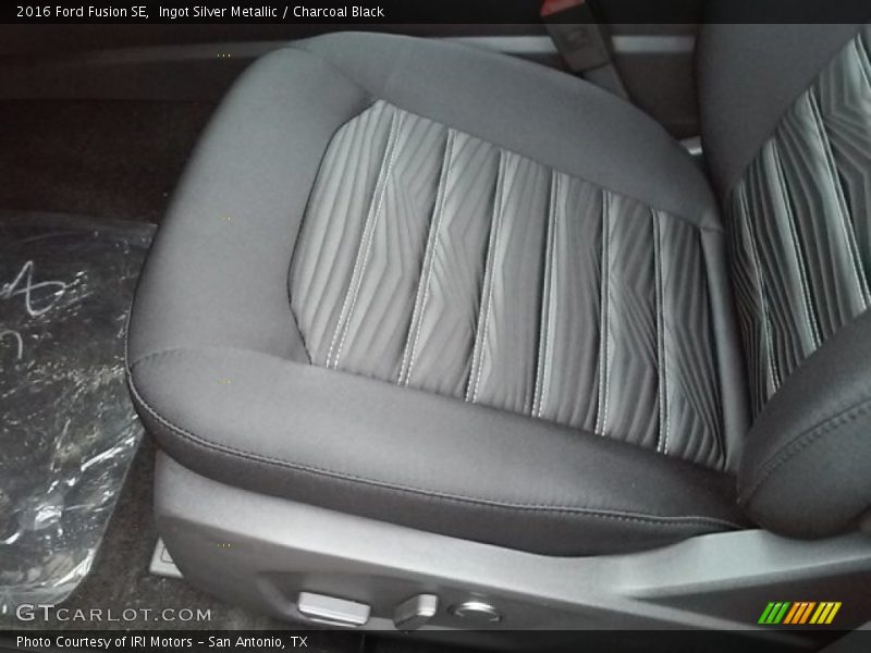 Ingot Silver Metallic / Charcoal Black 2016 Ford Fusion SE