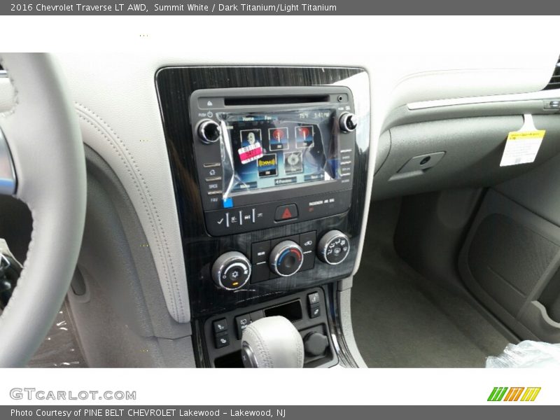 Summit White / Dark Titanium/Light Titanium 2016 Chevrolet Traverse LT AWD