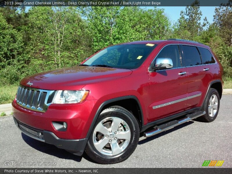 Front 3/4 View of 2013 Grand Cherokee Limited