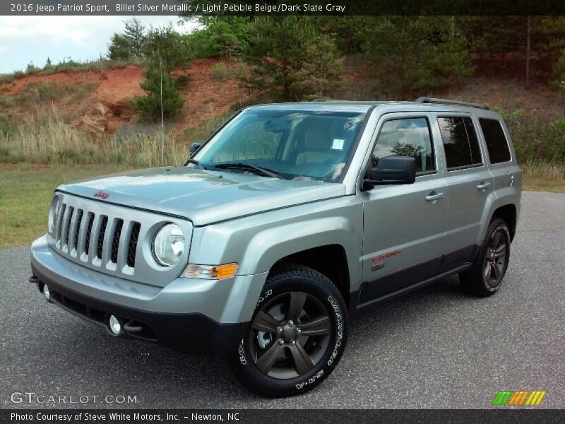 Front 3/4 View of 2016 Patriot Sport