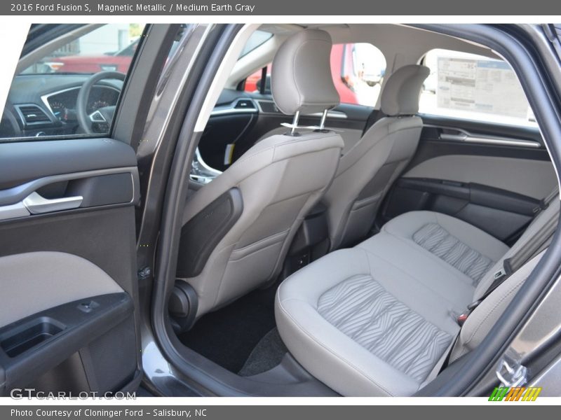 Magnetic Metallic / Medium Earth Gray 2016 Ford Fusion S