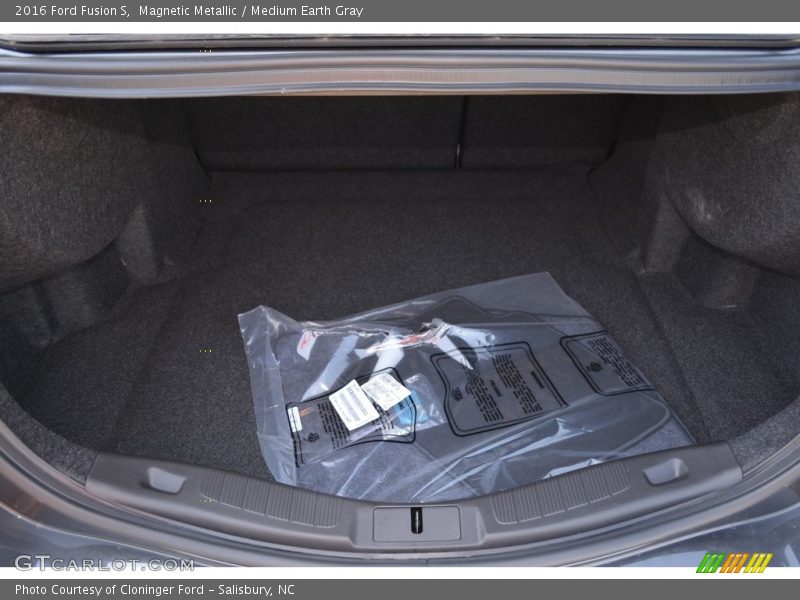 Magnetic Metallic / Medium Earth Gray 2016 Ford Fusion S