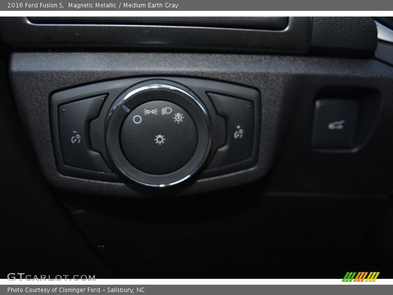 Magnetic Metallic / Medium Earth Gray 2016 Ford Fusion S