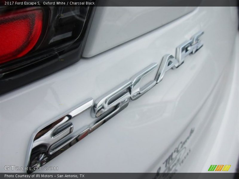 Oxford White / Charcoal Black 2017 Ford Escape S