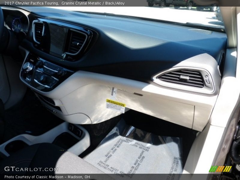 Granite Crystal Metallic / Black/Alloy 2017 Chrysler Pacifica Touring