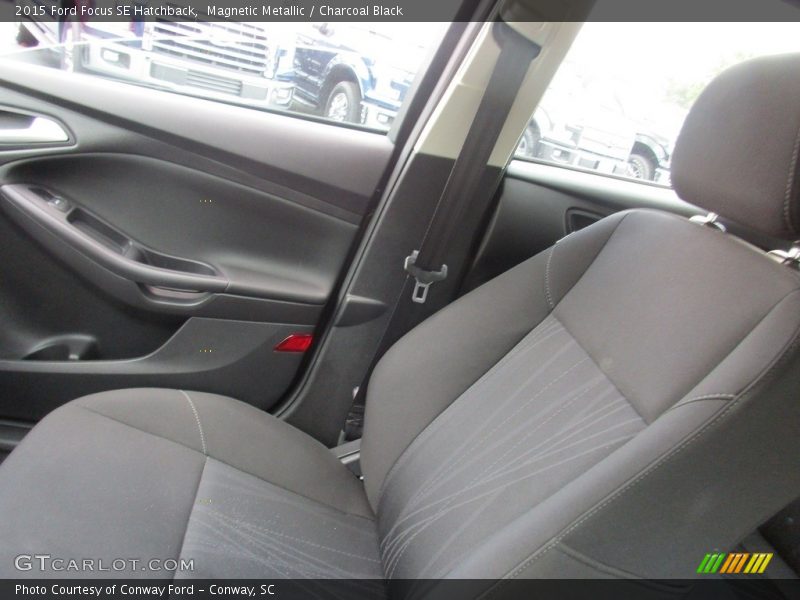 Magnetic Metallic / Charcoal Black 2015 Ford Focus SE Hatchback