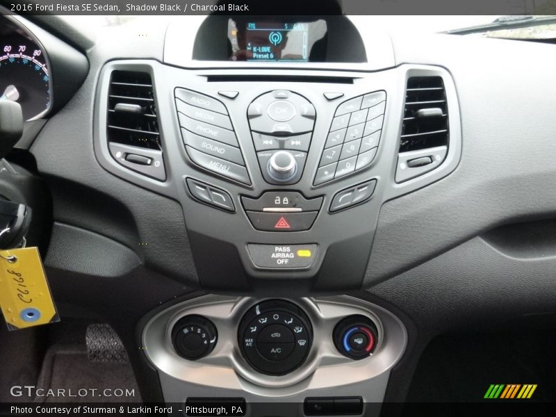 Shadow Black / Charcoal Black 2016 Ford Fiesta SE Sedan