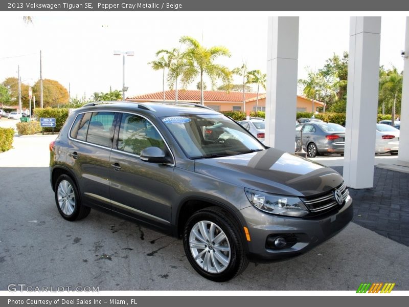 Pepper Gray Metallic / Beige 2013 Volkswagen Tiguan SE