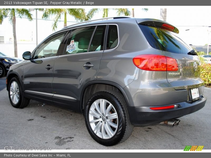 Pepper Gray Metallic / Beige 2013 Volkswagen Tiguan SE