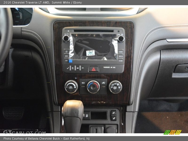 Summit White / Ebony 2016 Chevrolet Traverse LT AWD