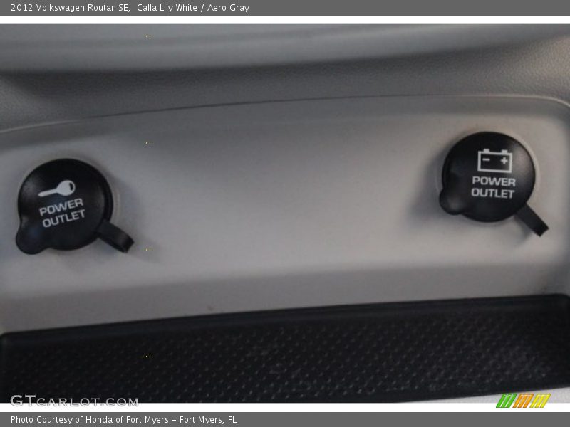Calla Lily White / Aero Gray 2012 Volkswagen Routan SE