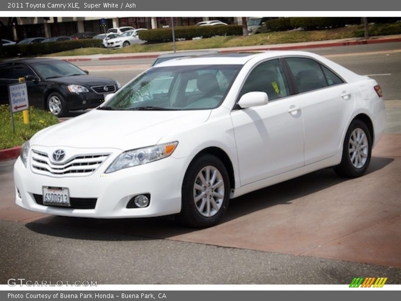 Super White / Ash 2011 Toyota Camry XLE
