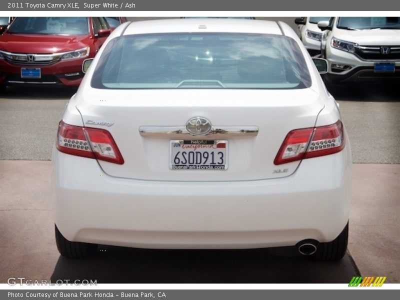 Super White / Ash 2011 Toyota Camry XLE