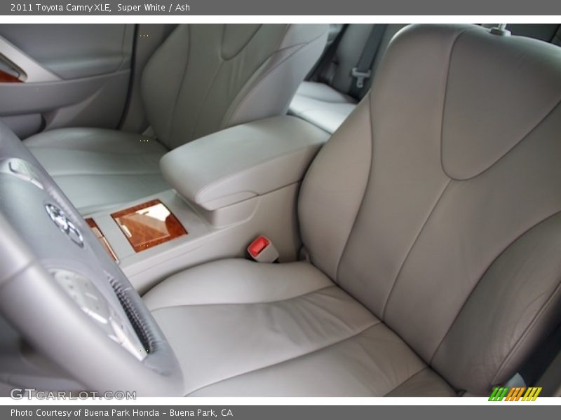 Super White / Ash 2011 Toyota Camry XLE