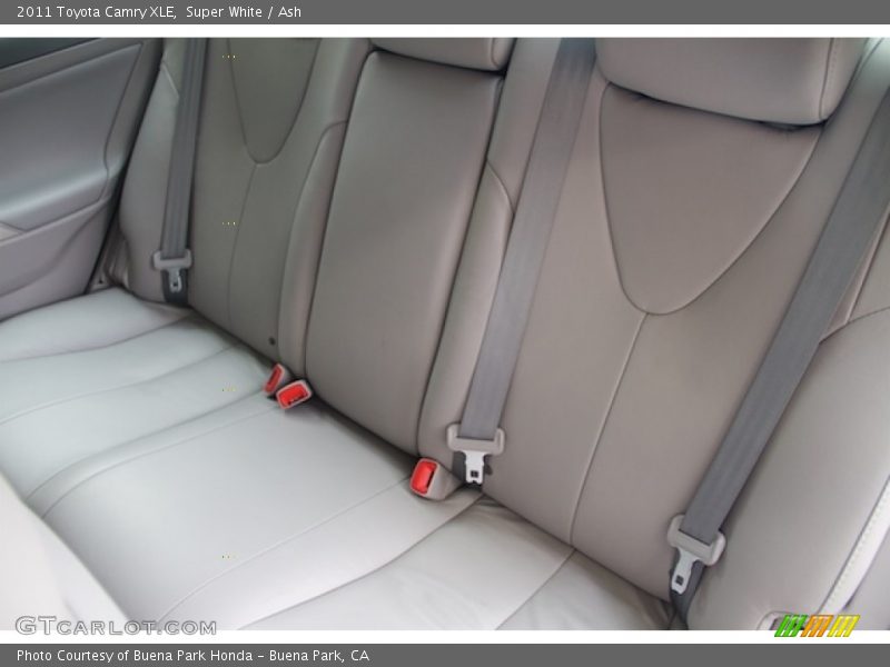Super White / Ash 2011 Toyota Camry XLE
