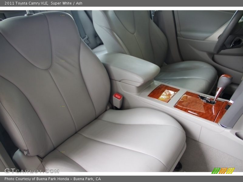 Super White / Ash 2011 Toyota Camry XLE