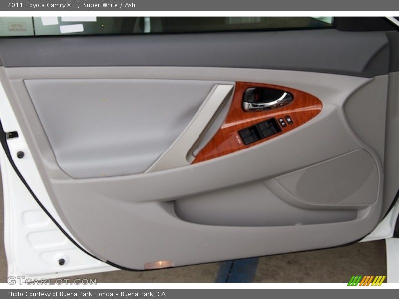 Super White / Ash 2011 Toyota Camry XLE